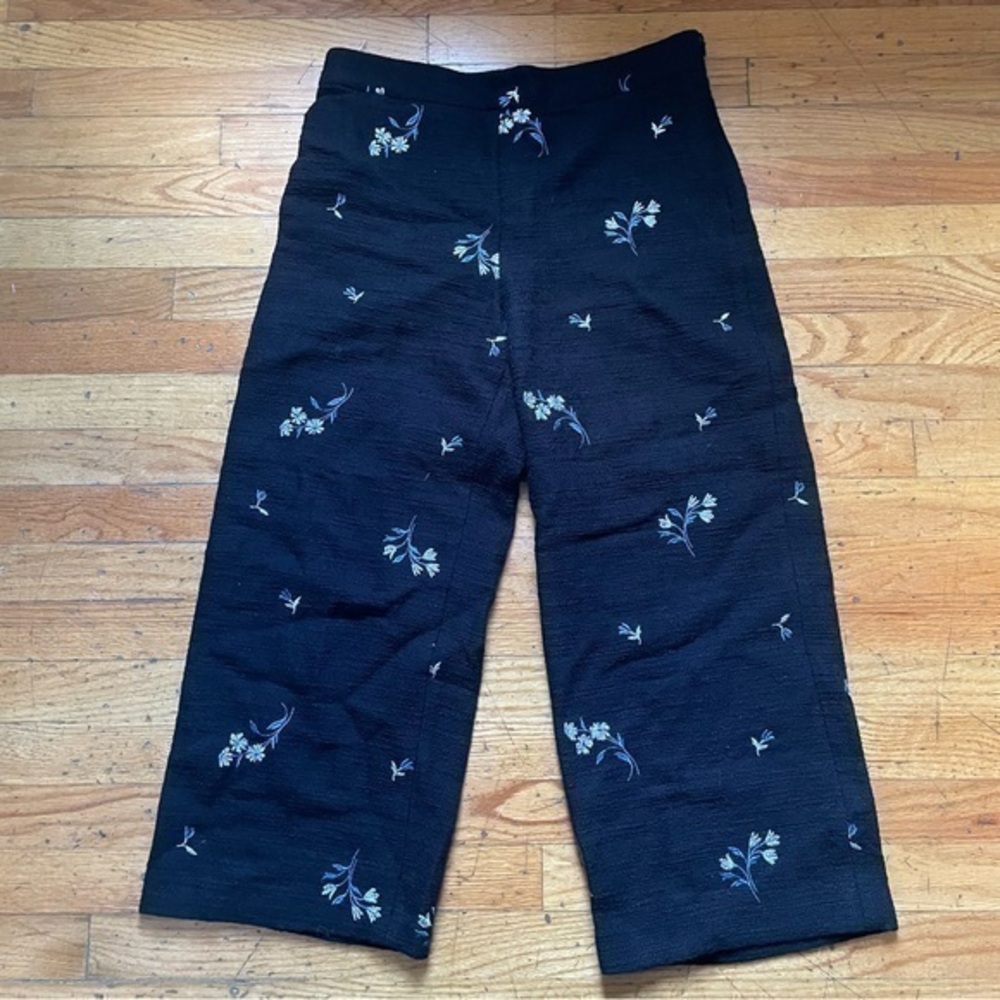 Ann Taylor Black Floral Embroidered White Leg Crops Size 2